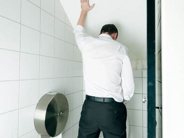 ly-giai-nguyen-nhan-tieu-dem-tieu-nhieu-lan-o-nam-gioi